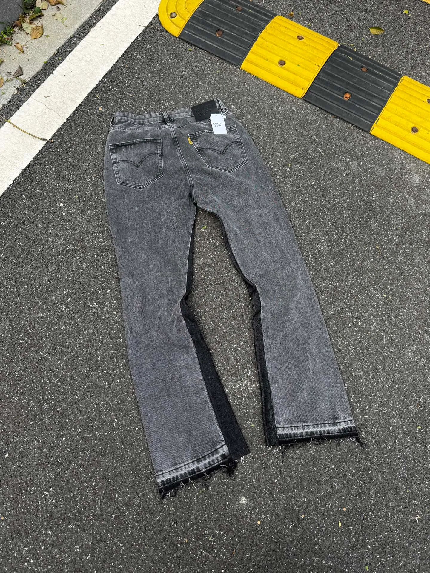 P246💰G990 GALLERY DEPT Denim Flared Jeans Washed and Distressed Spliced ​​Jeans Denim Washing Factory. During this process, the owner of the washing factory helped introduce a boss who once worked for Levi OEM and started his own business. This also paved the way for the following styles. Therefore, Levi's remodeled single product for the base plate is really familiar. Whether it is the fabrics supplied or the lathes used in production, there is nothing to choose from. -Color: Black -Size: S-XXL (corresponding to 28-36)
